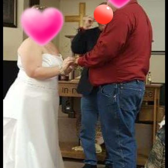 Beautiful Wedding Gown - Picture 1 of 3